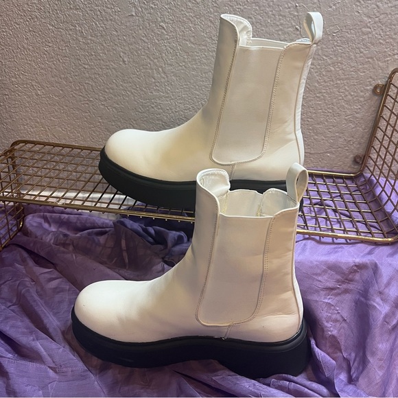 NWT Women's White Chelsea Boot sz 11, non platform, black soles, slip-on. - Picture 8 of 9